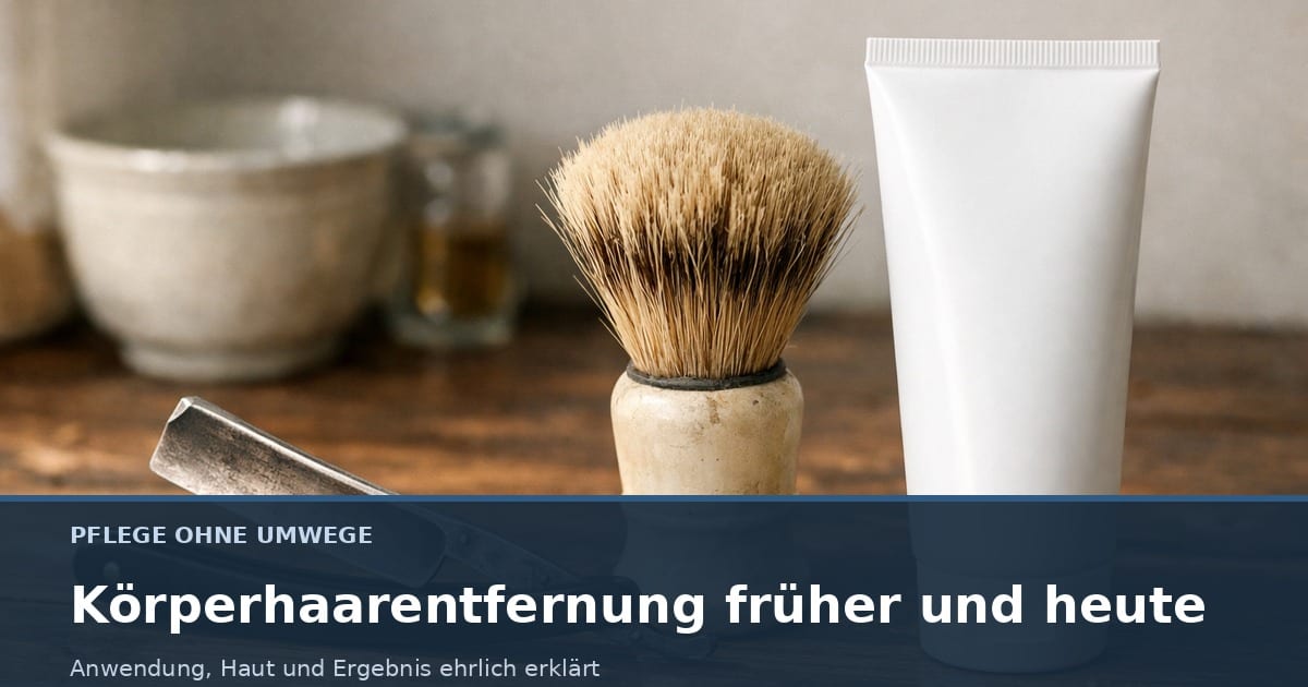 Historischer Rasierer und Rasierpinsel neben moderner Cremetube auf Holzfläche